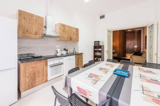 M&F Apartaments Gran Via Madrid Exterior photo